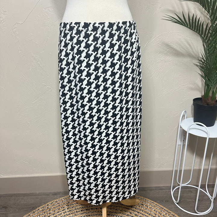 Liza Lou’s Houndstooth Modest Midi Skirt With Elastic Waist 32"-33"