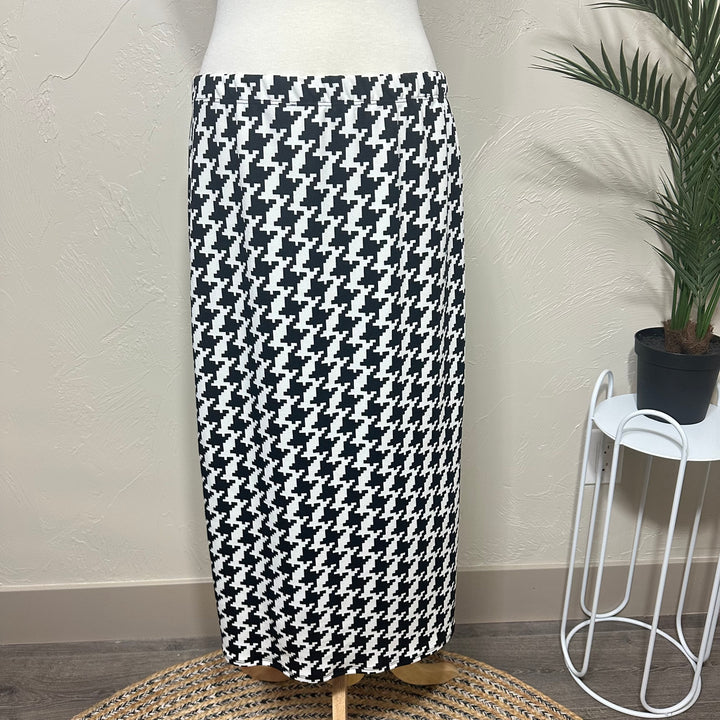 Liza Lou’s Houndstooth Modest Midi Skirt With Elastic Waist 32"-33"