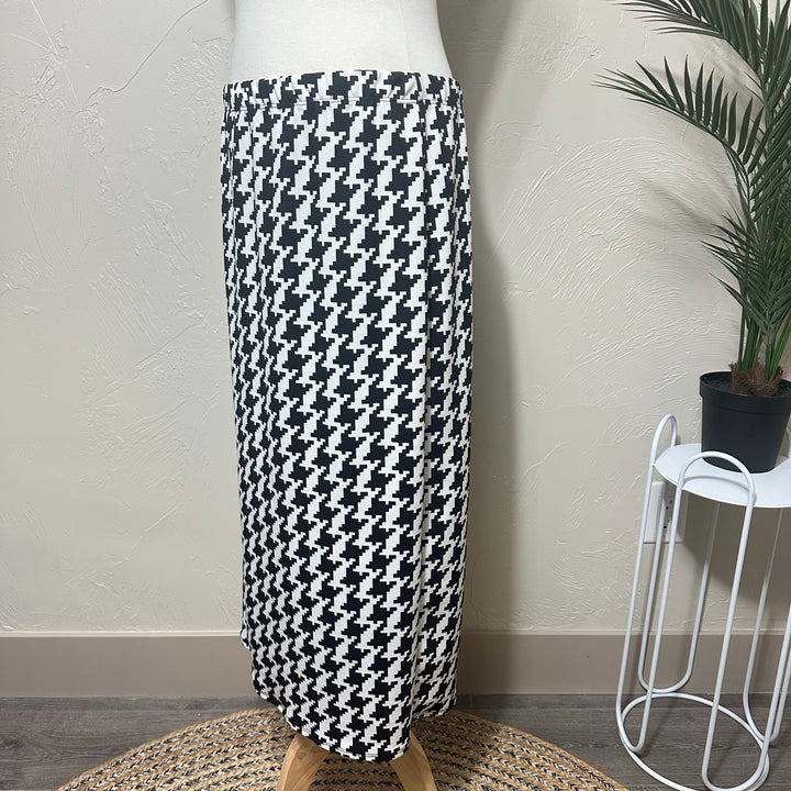 Liza Lou’s Houndstooth Modest Midi Skirt With Elastic Waist 32"-33"