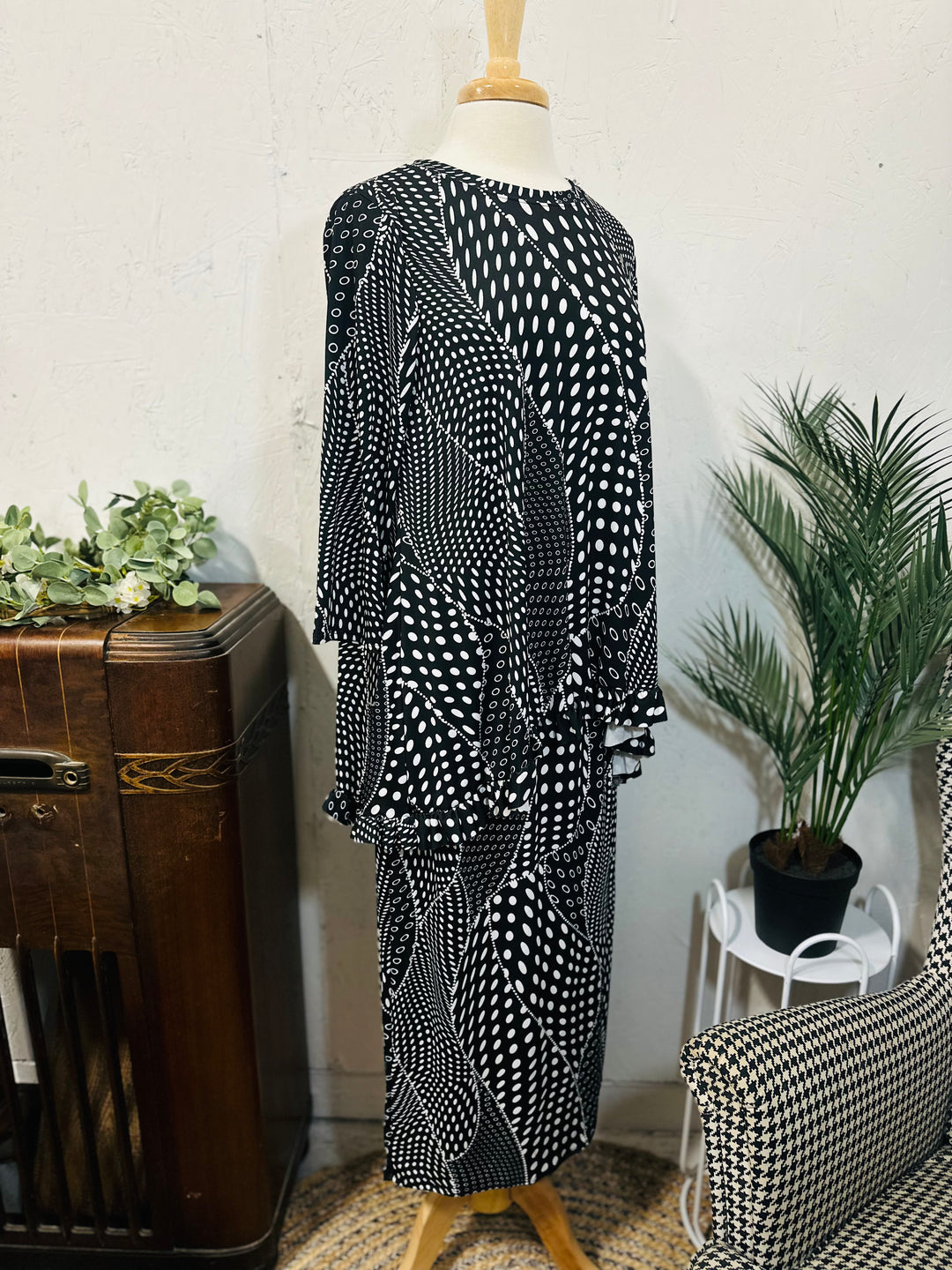 Liza Lou’s Ladies Black & White Swirling Dot Print Tunic Top