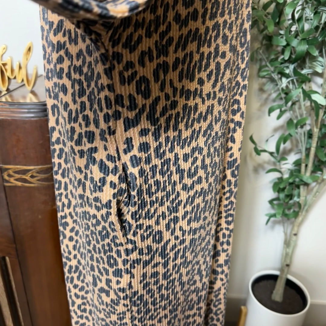 Hazel Ribbed Leopard Maxi Dress, side pocket and ribbed fabric, close-up