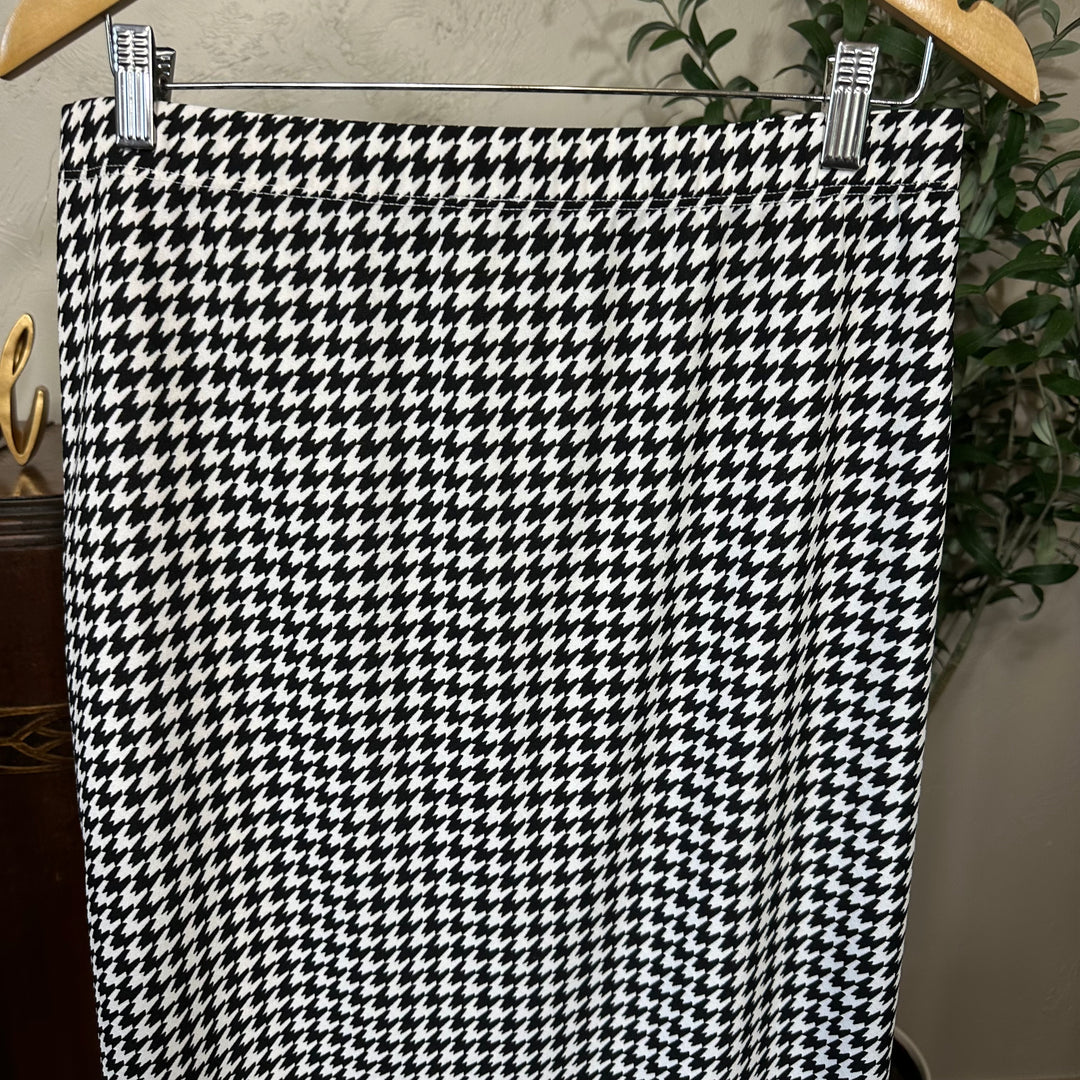 Juliette Pull-On Midi Skirt in houndstooth, elastic waistband and print, close-up