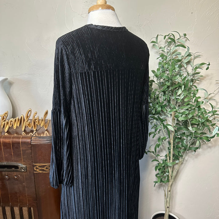 Evelyn Pleated Velvet Midi Dress in black, upper back and sleeves, three-quarter close-up