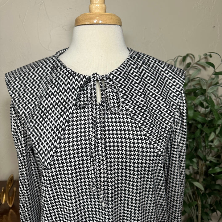 Hollis Houndstooth Sailor Collar Top in black and white, keyhole neck tie, front close-up