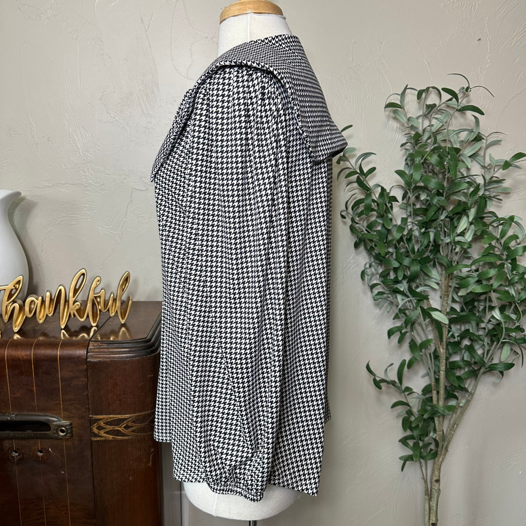 Hollis Houndstooth Sailor Collar Top in black and white, elastic cuff, side view