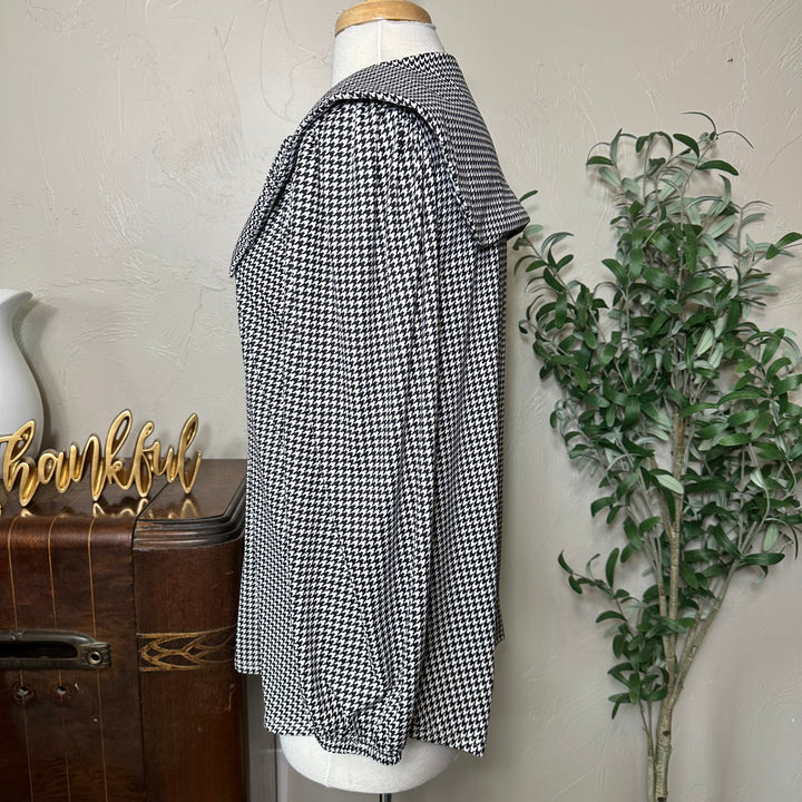 Hollis Houndstooth Sailor Collar Top in black and white, elastic cuff, side view