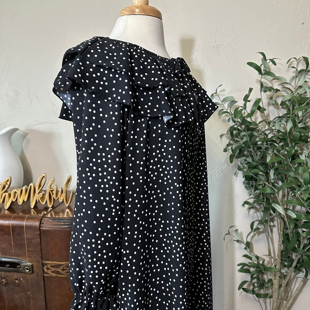 Angled close-up of the ruffle collar layers at the shoulder